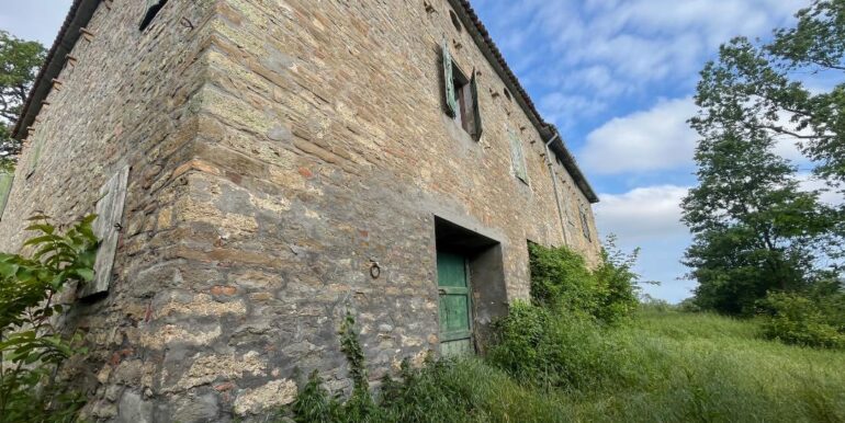 Podere da ristrutturare con 31 ettari di terreno