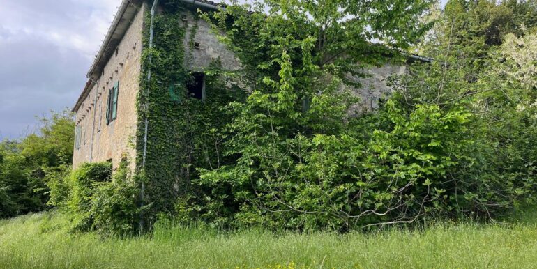 Podere da ristrutturare con 31 ettari di terreno