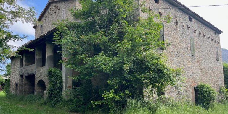 Podere da ristrutturare con 31 ettari di terreno